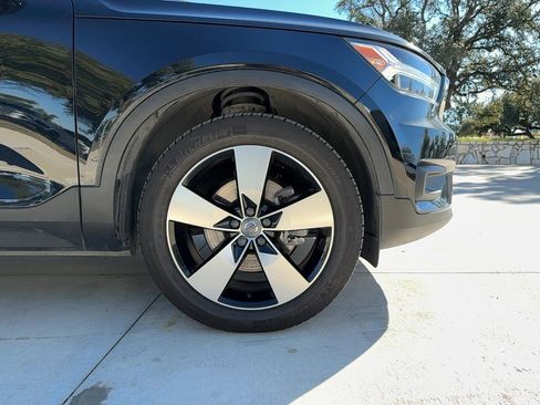 Certified 2022 Volvo XC40 T5 Momentum w/ Premium Package image 12