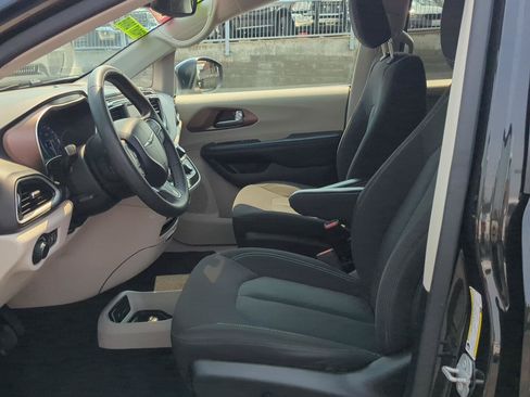 Used 2023 Chrysler Voyager LX FWD image 11