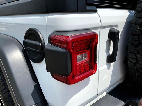 Used 2024 Jeep Wrangler Unlimited Rubicon AWD/4WD image 23