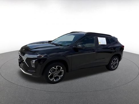 Used 2025 Chevrolet Trax LT FWD image 8