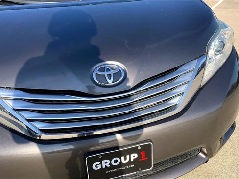 Used 2011 Toyota Sienna Limited image 29