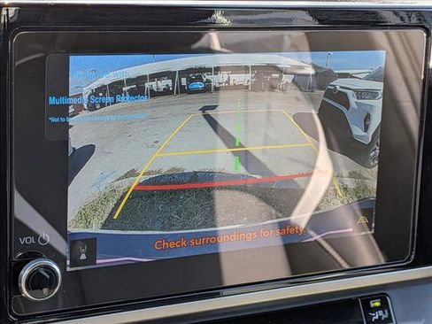 Used 2025 Toyota Camry SE image 6