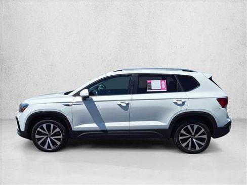 Used 2022 Volkswagen Taos SE FWD image 9