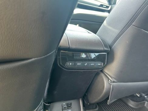 Used 2022 Toyota Highlander L FWD image 39