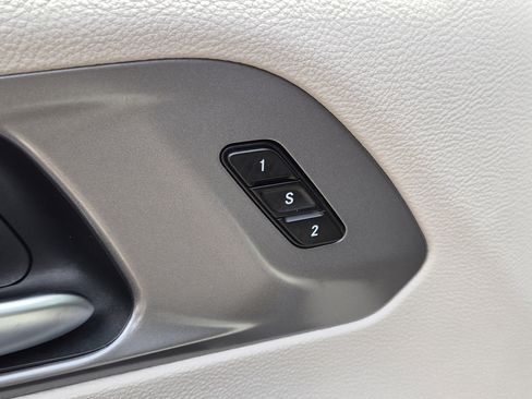 Used 2023 Chrysler Pacifica Touring-L image 17