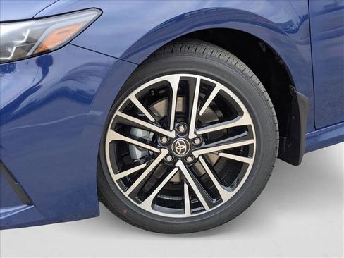 Used 2025 Toyota Camry XLE image 10