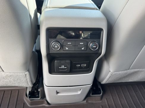 Used 2023 GMC Acadia SLT w/ Preferred Package image 11