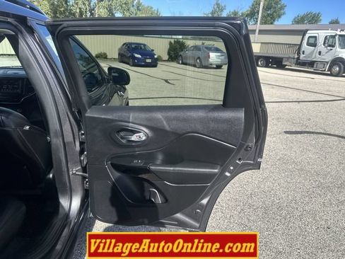 Used 2019 Jeep Cherokee Latitude Plus AWD/4WD image 38