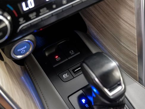 Used 2022 Toyota Venza XLE image 25