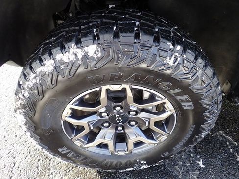 Used 2025 Chevrolet Colorado ZR2 w/ Technology Package image 13