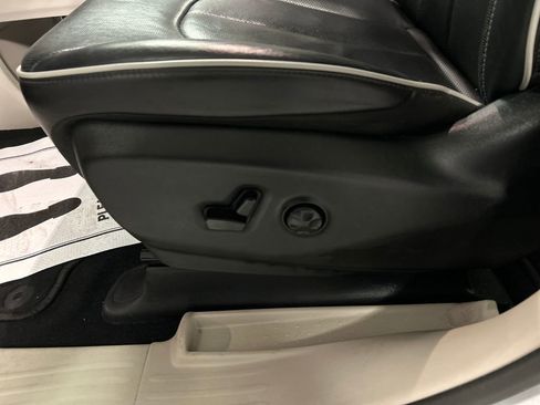 Used 2024 Chrysler Pacifica Limited image 13