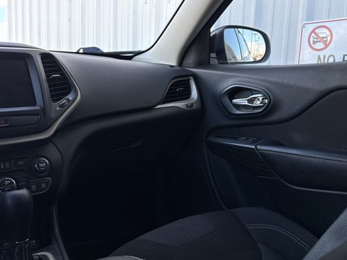 Used 2016 Jeep Cherokee Latitude w/ Comfort/Convenience Group image 14