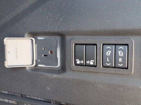 Used 2024 GMC Yukon AT4 w/ AT4 Premium Plus Package AWD/4WD image 15