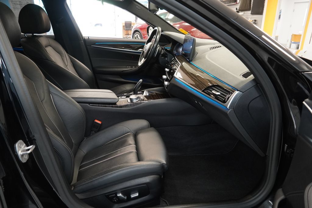 Used 2021 BMW 530e xDrive w/ Parking Assistance Package AWD/4WD image 34