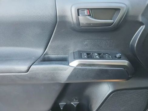 Used 2020 Toyota Tacoma TRD Off-Road w/ Technology Package AWD/4WD image 13