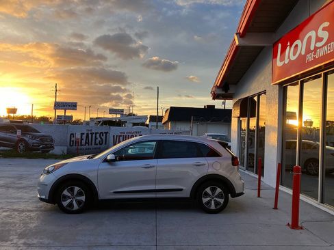 Used 2019 Kia Niro LX FWD image 4