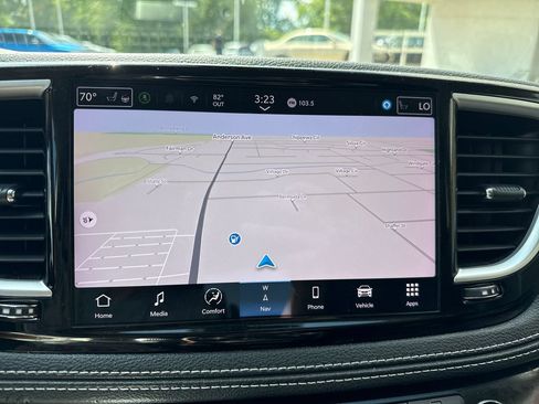 Used 2024 Chrysler Pacifica Limited FWD image 19