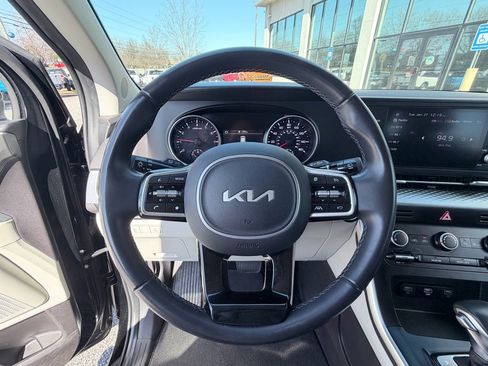 Used 2024 Kia Carnival LX image 12