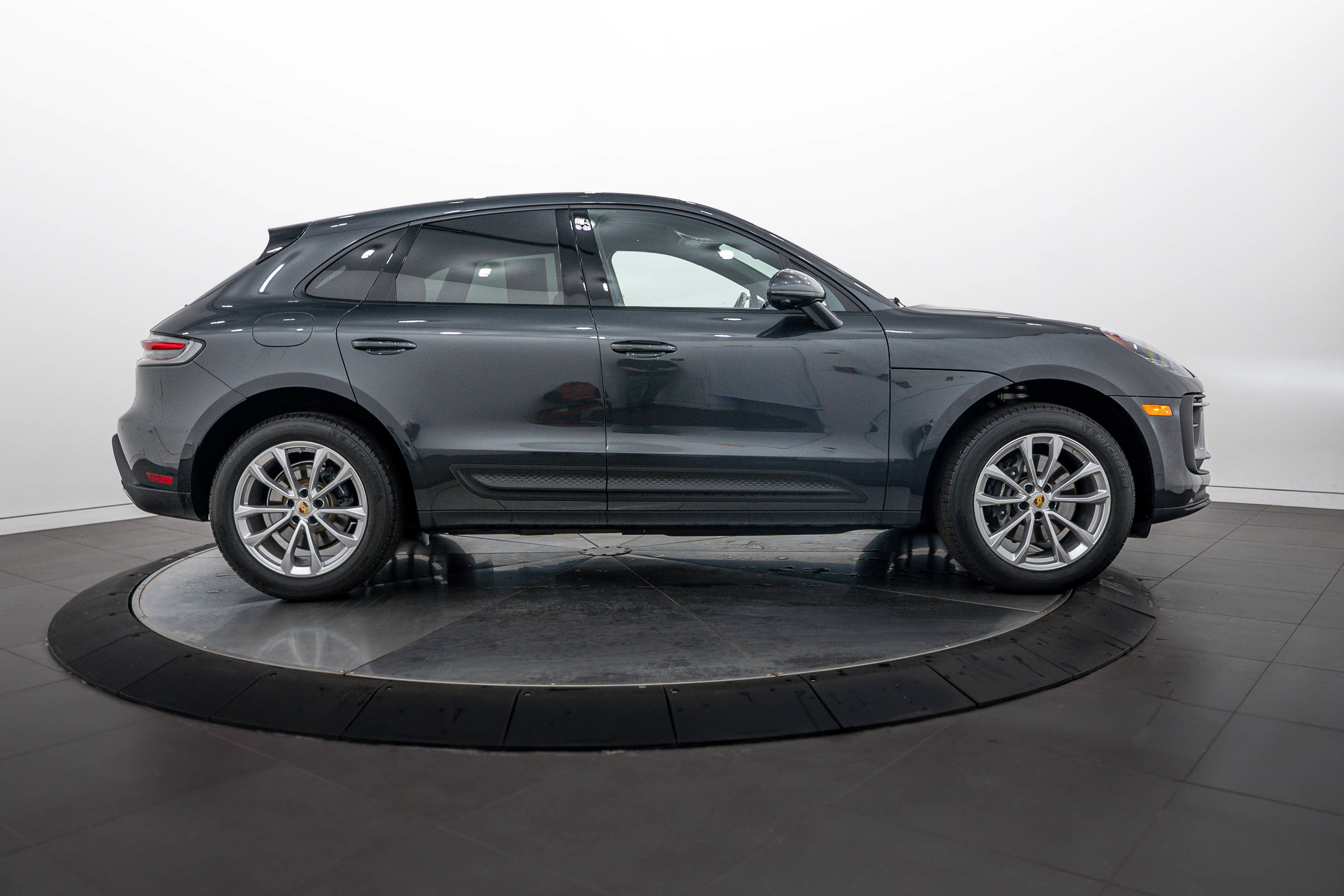 Certified 2025 Porsche Macan AWD/4WD image 8