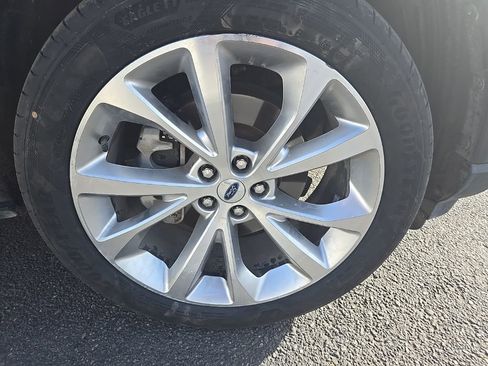 Used 2023 Ford Explorer Platinum w/ Technology Package image 37