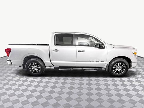Used 2020 Nissan Titan SV image 11