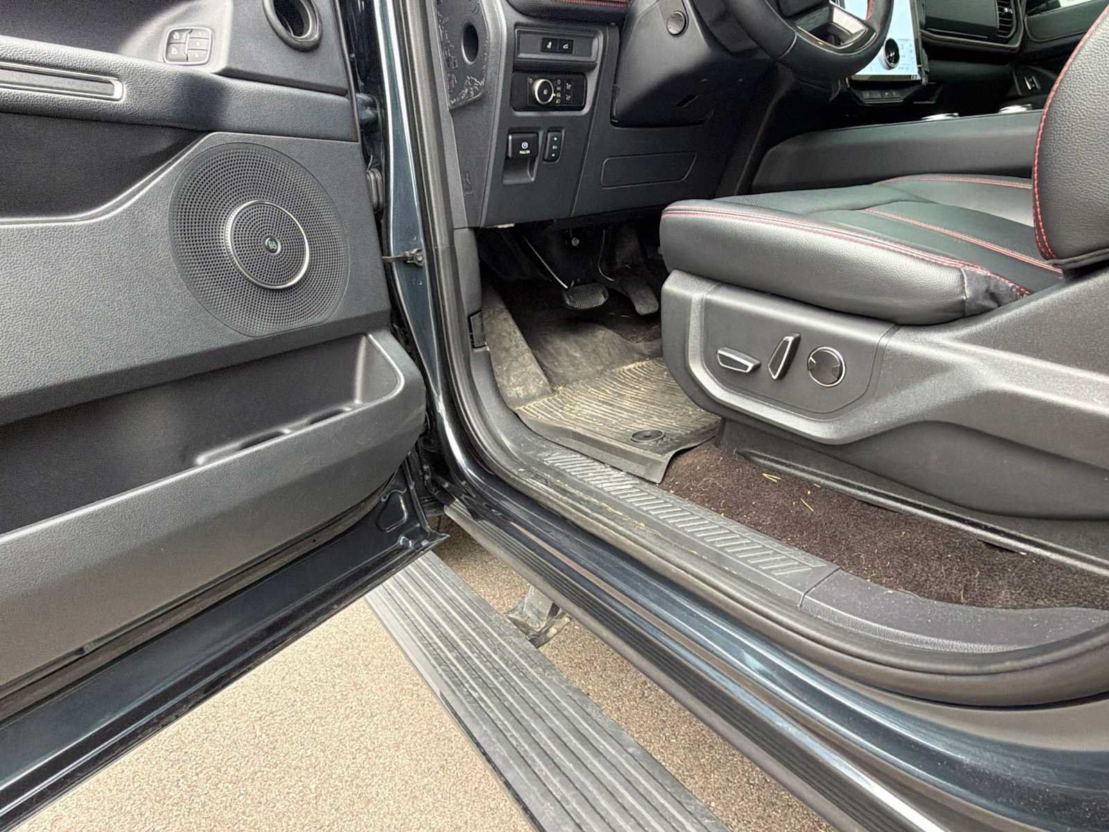 Used 2023 Ford Expedition Limited AWD/4WD image 19