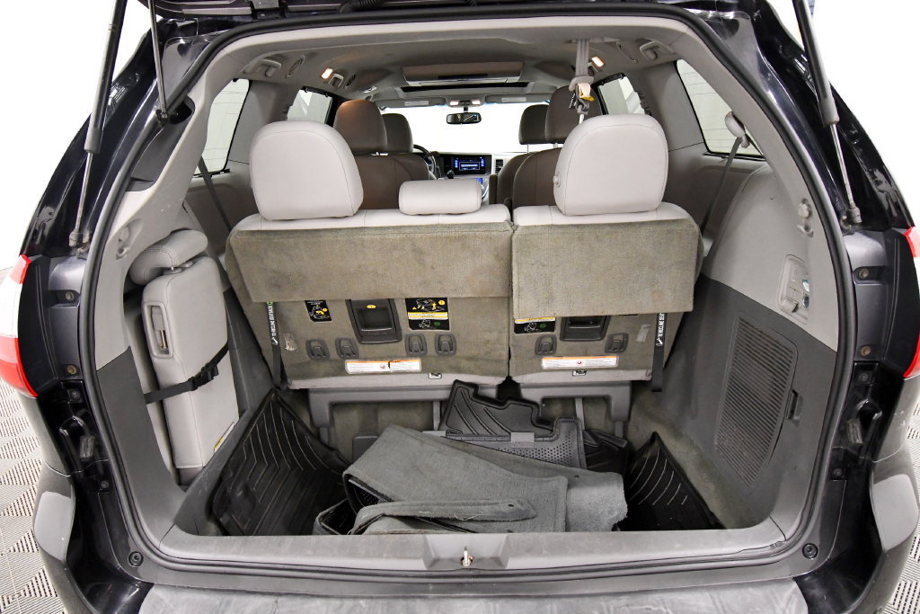 Used 2017 Toyota Sienna XLE Premium FWD image 7