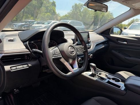 Used 2024 Nissan Altima 2.5 SV FWD image 12