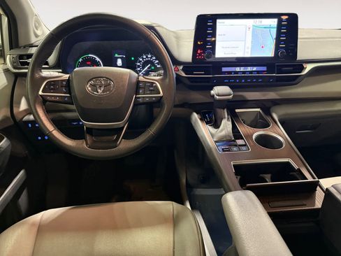 Used 2022 Toyota Sienna XLE w/ XLE Plus Package image 11
