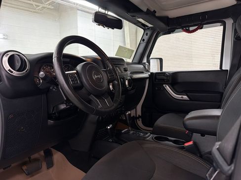 Used 2018 Jeep Wrangler Unlimited Sahara w/ Connectivity Group AWD/4WD image 6
