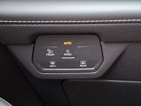 Used 2025 Volkswagen Atlas SE image 22