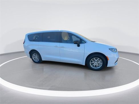 New 2026 Chrysler Pacifica Select image 9
