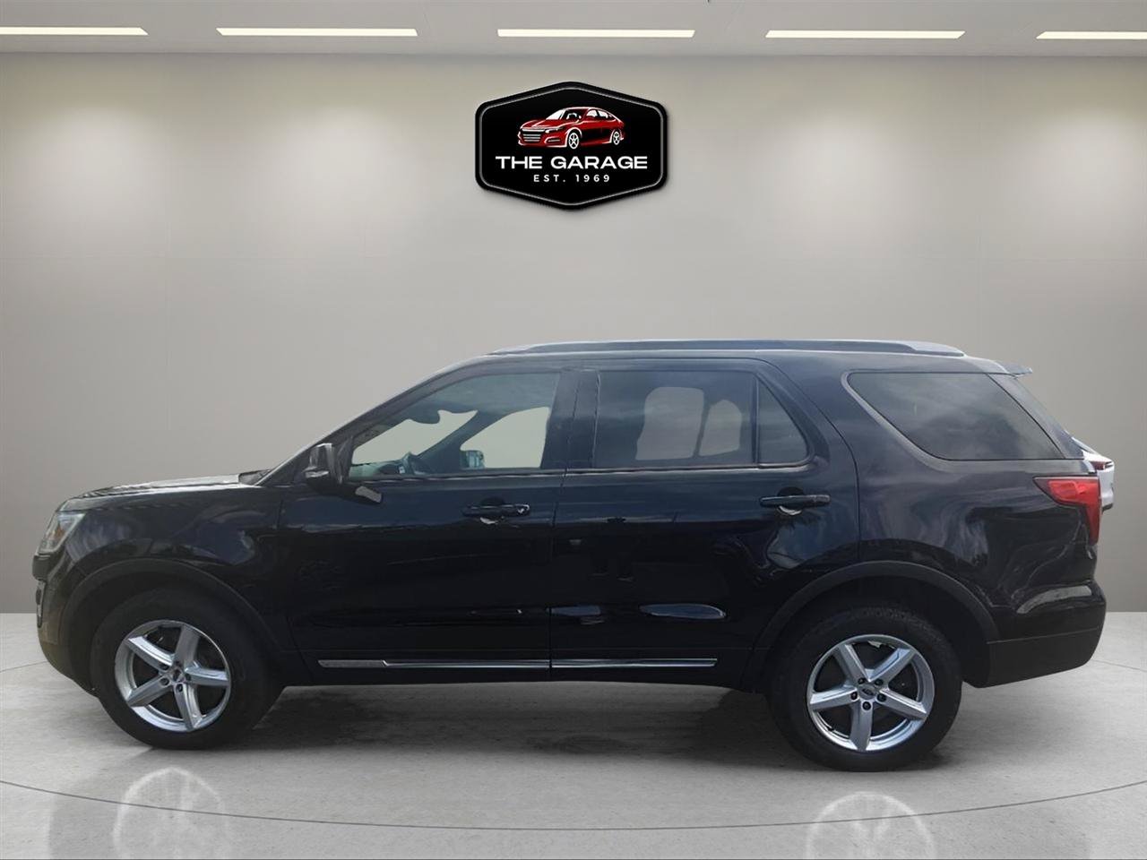 Used 2017 Ford Explorer XLT w/ Equipment Group 201A AWD/4WD image 3