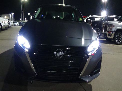 Used 2024 Nissan Altima 2.5 SV image 3