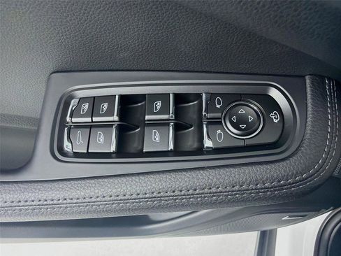 Certified 2025 Porsche Macan image 8