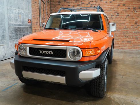 Used 2014 Toyota FJ Cruiser 4WD w/ Upgrade Package image 6