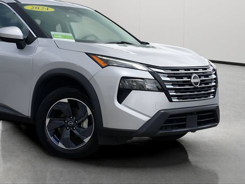 Used 2024 Nissan Rogue SV FWD image 3