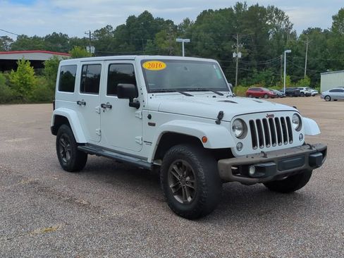 Used 2016 Jeep Wrangler Unlimited Sahara AWD/4WD image 3
