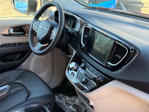Used 2023 Chrysler Pacifica Touring-L image 11