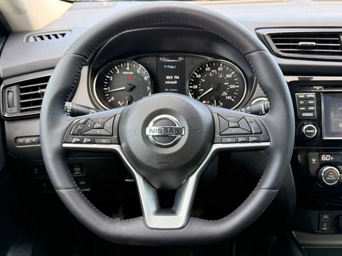 Used 2017 Nissan Rogue SV w/ SV Premium Package FWD image 14