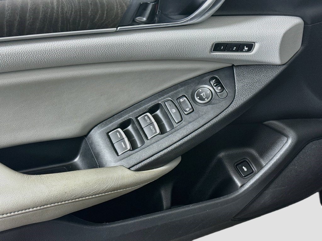 Used 2018 Honda Accord Touring image 23