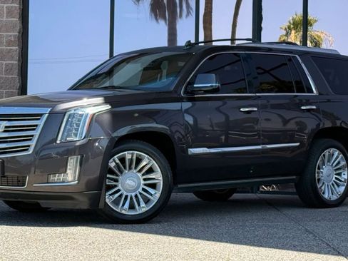 Used 2016 Cadillac Escalade Platinum RWD image 3
