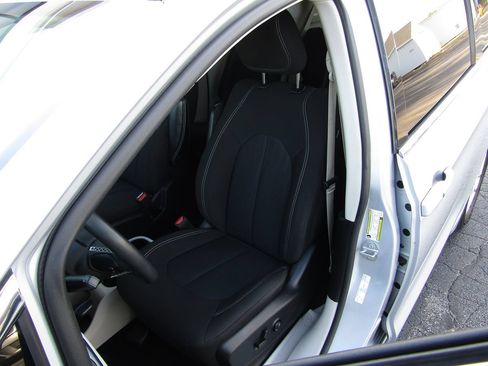 Used 2022 Chrysler Voyager LX FWD image 30