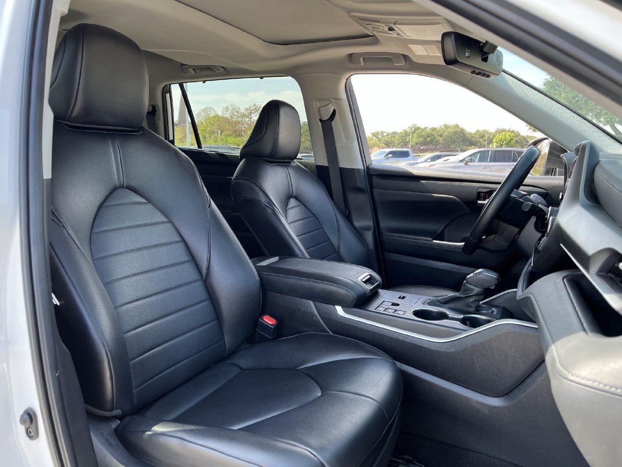 Used 2024 Toyota Highlander XLE FWD image 25