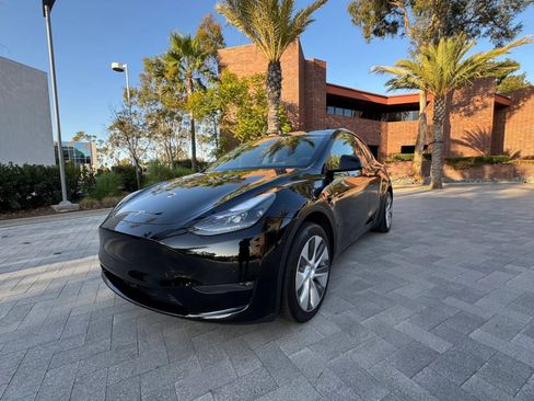 Used 2023 Tesla Model Y Long Range AWD/4WD image 3