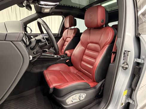 Certified 2024 Porsche Macan Turbo AWD/4WD image 32