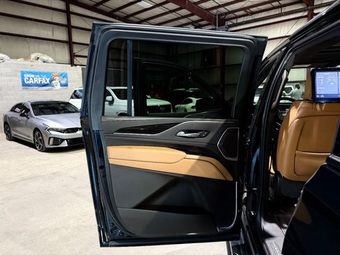 Used 2021 Cadillac Escalade ESV Premium Luxury w/ LPO, Illumination Package AWD/4WD image 15