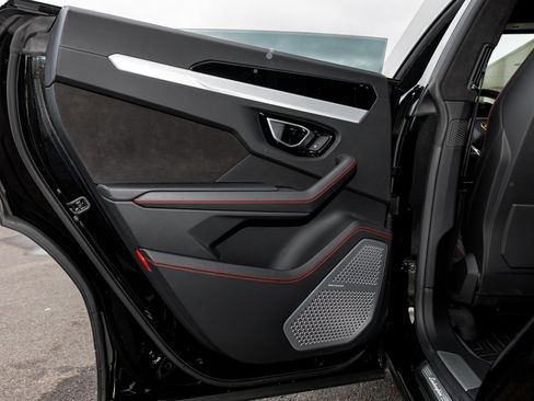 Used 2020 Lamborghini Urus image 36