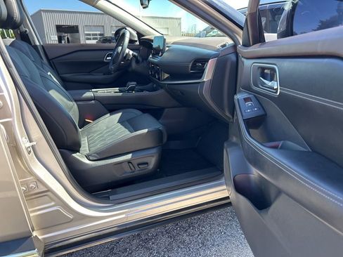 Used 2023 Nissan Rogue Platinum w/ Platinum Premium Package image 18