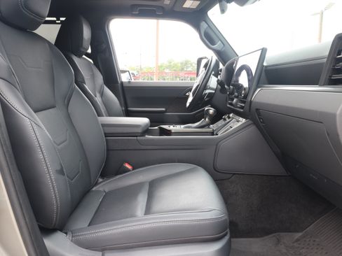 Used 2024 Lexus GX 550 w/ Accessory Package (2T) AWD/4WD image 18